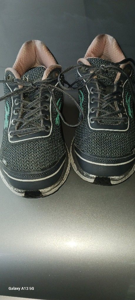 Gravity Defy Women Size 8