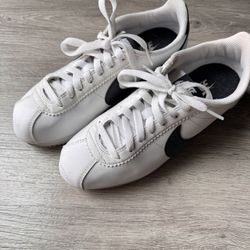 Women’s 8.5 Nike Cortez 