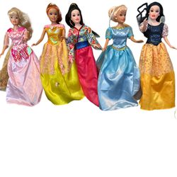 Disney princess not original Barbie’s but beautiful and very nice set of the Disney princess all 5 are sold as a set. No original box. T-180