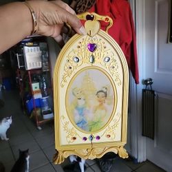 DISNEY PRINCESS  WARDROBE 