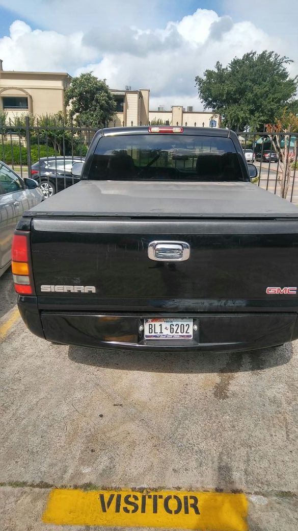 GMC Sierra 2004. 18001 millage V6 Ac transmision y motor al 100% detalle de mecanica aveses se apaga pero prende al instante