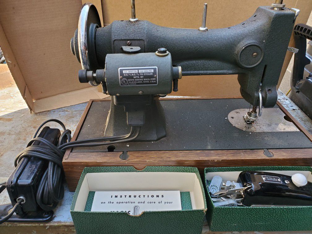 Sewing Machine/ Electric/White/ Vintage 