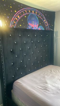 Queen size bedframe