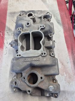 Edelbrock 4bbl aluminum intake.