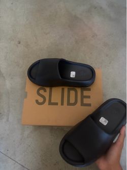 ADIDAS YEEZY Onyx Black Slides (Size 8)