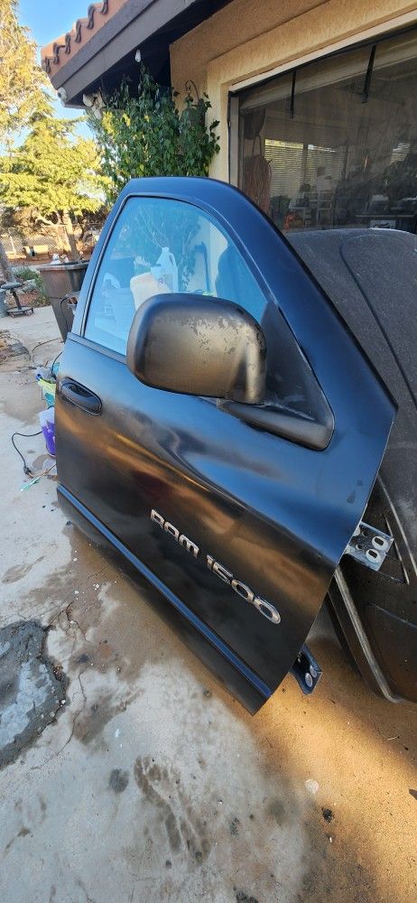 2005 dodge ram 1500 Pass. Door.
Will fit 2004-2007