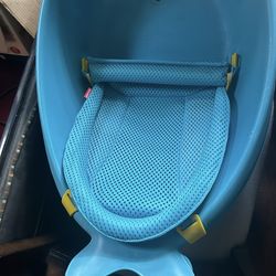 Gently used baby tub and activity seat