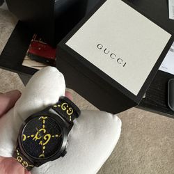 Gucci Watch W Box 