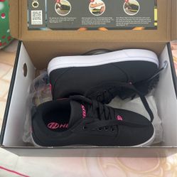 Sz 1 Girls New Heelys 