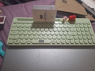 Multi pairing wireless keyboard