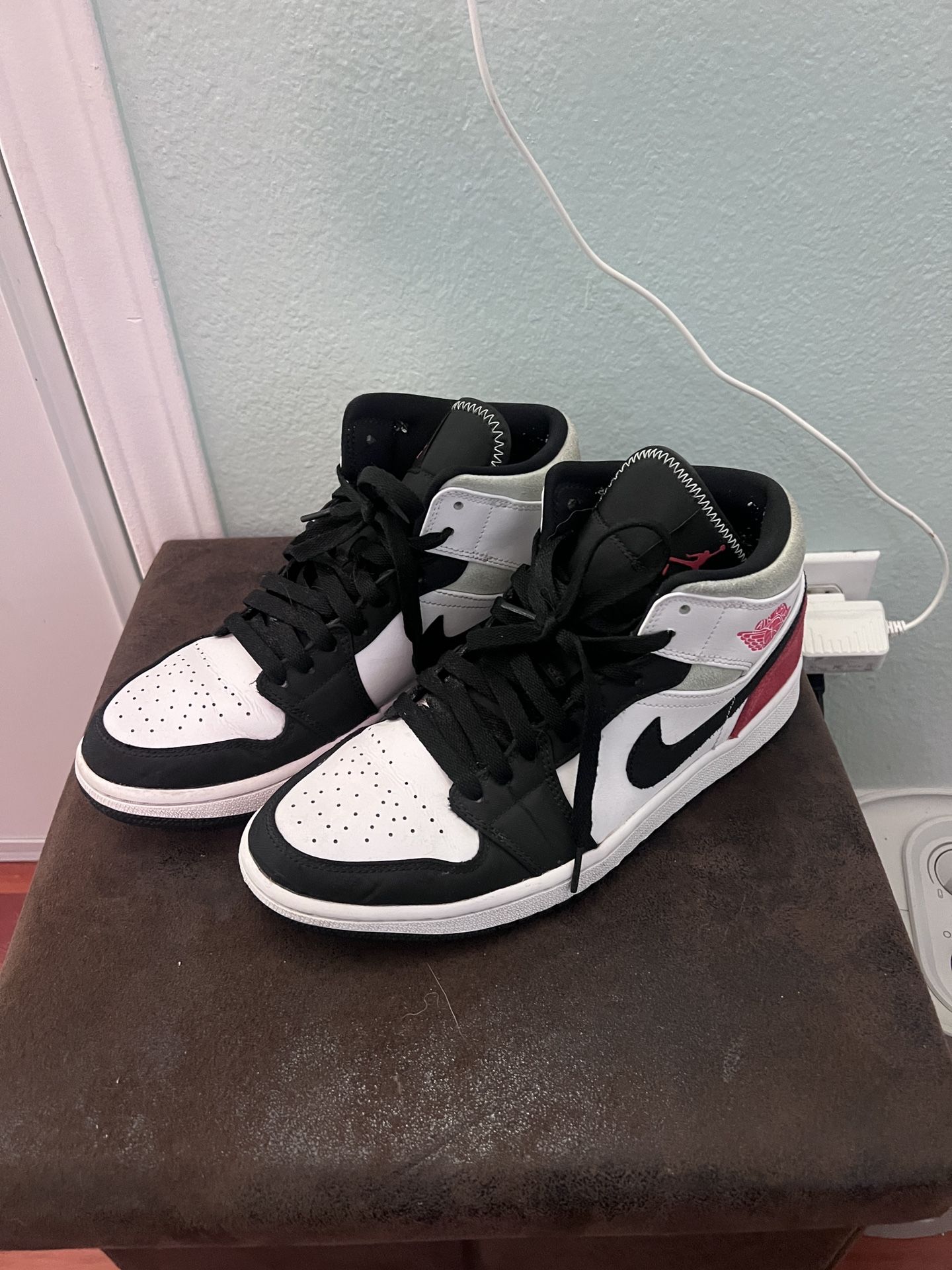Jordan 1 SE MID Red Black Toe 8.5M