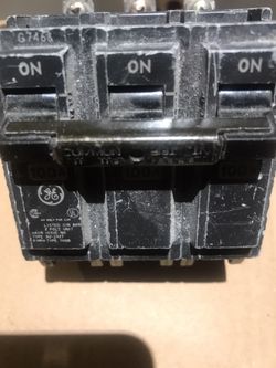 100 Amps 3 Poles GE Bold On Breaker