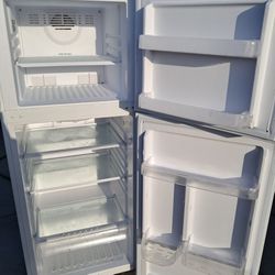 HAIER  8.4 CT. Mini Refrigerator W Freezer White