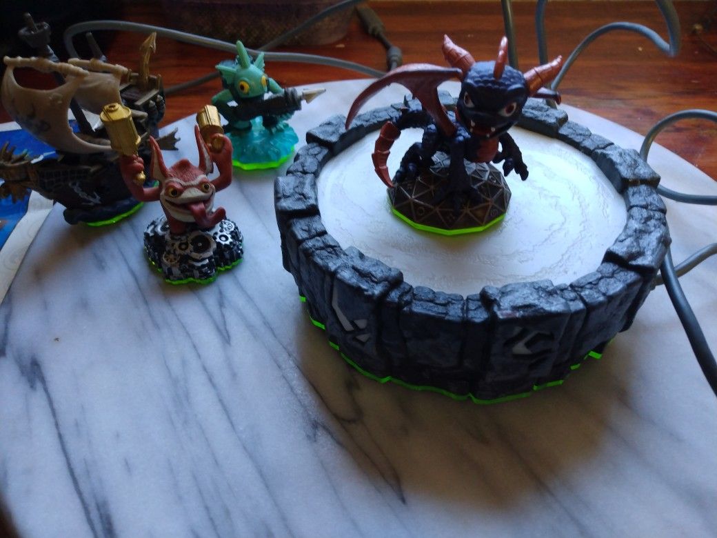 Skylanders Spyro's Adventures XBOX Portal With 4 Skylanders Characters