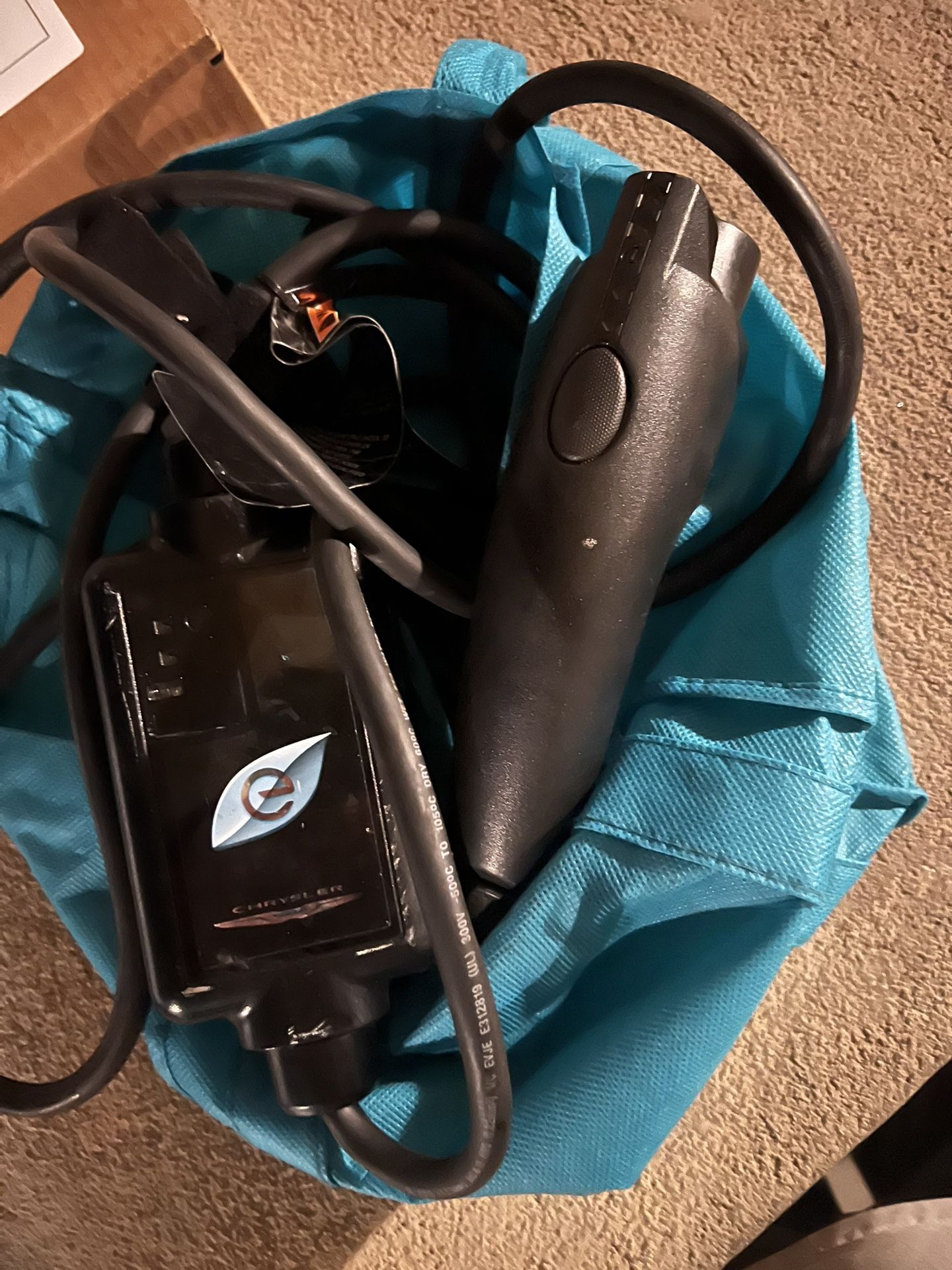 OEM Chrysler Pacifica Hybrid Electric Car Battery EV Charger Plug In With Case original