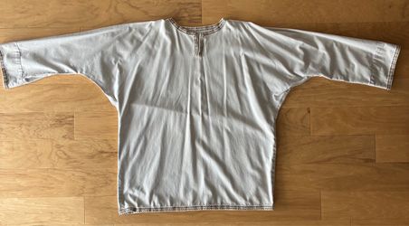 Beige top with matching trim on neck/sleeves/bottom. XL/XXL.
