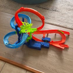 Hot wheels Race Track (battery Operated)