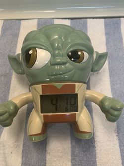 Vintage Yoda alarm clock lights up works great. Star Wars