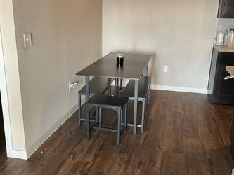 Kitchen table ( Like new)