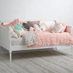 New White Wood Spindle Twin Size Daybed 