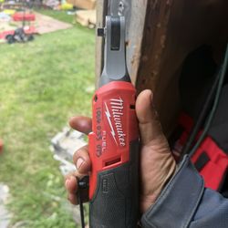 New milwaukee 1/4" fuel ratchet with battery and charger