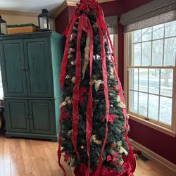 Christmas Tree: Artificial, Pre-Decorated