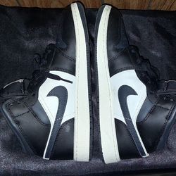 Air Jordan 1 Mid GS "Off Noir Toe" - Size 7Y
