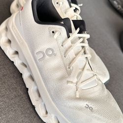 On cloud women’s shoes 8.5