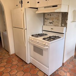 Roper Top Mount Refrigerator White 18 Cu Ft w Ice Maker