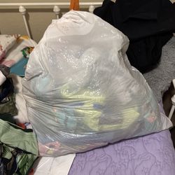 Bag of 4/5 girl's clothes