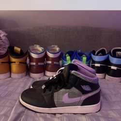 WOMENS JORDAN 1 HOUNDSTOOTH SIZE 8.5 LAVENDER/ BLACK W/ LACES