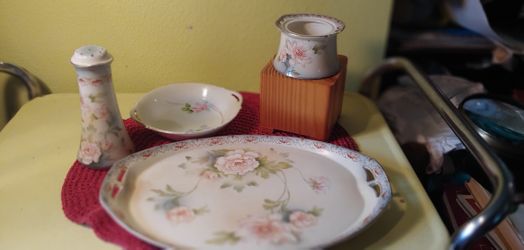 VINTAGE 4-PIECE VANITY SET