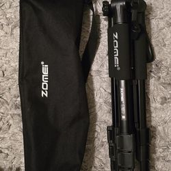 Lightweight tripod for photo and video