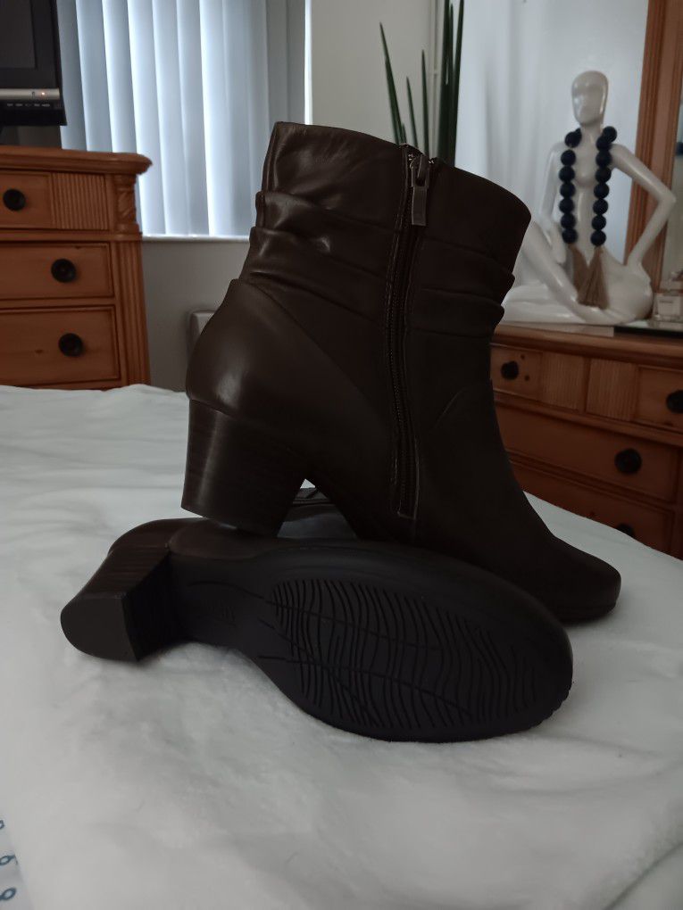 LEATHER EARTH BOOTS