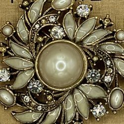  Brooch 