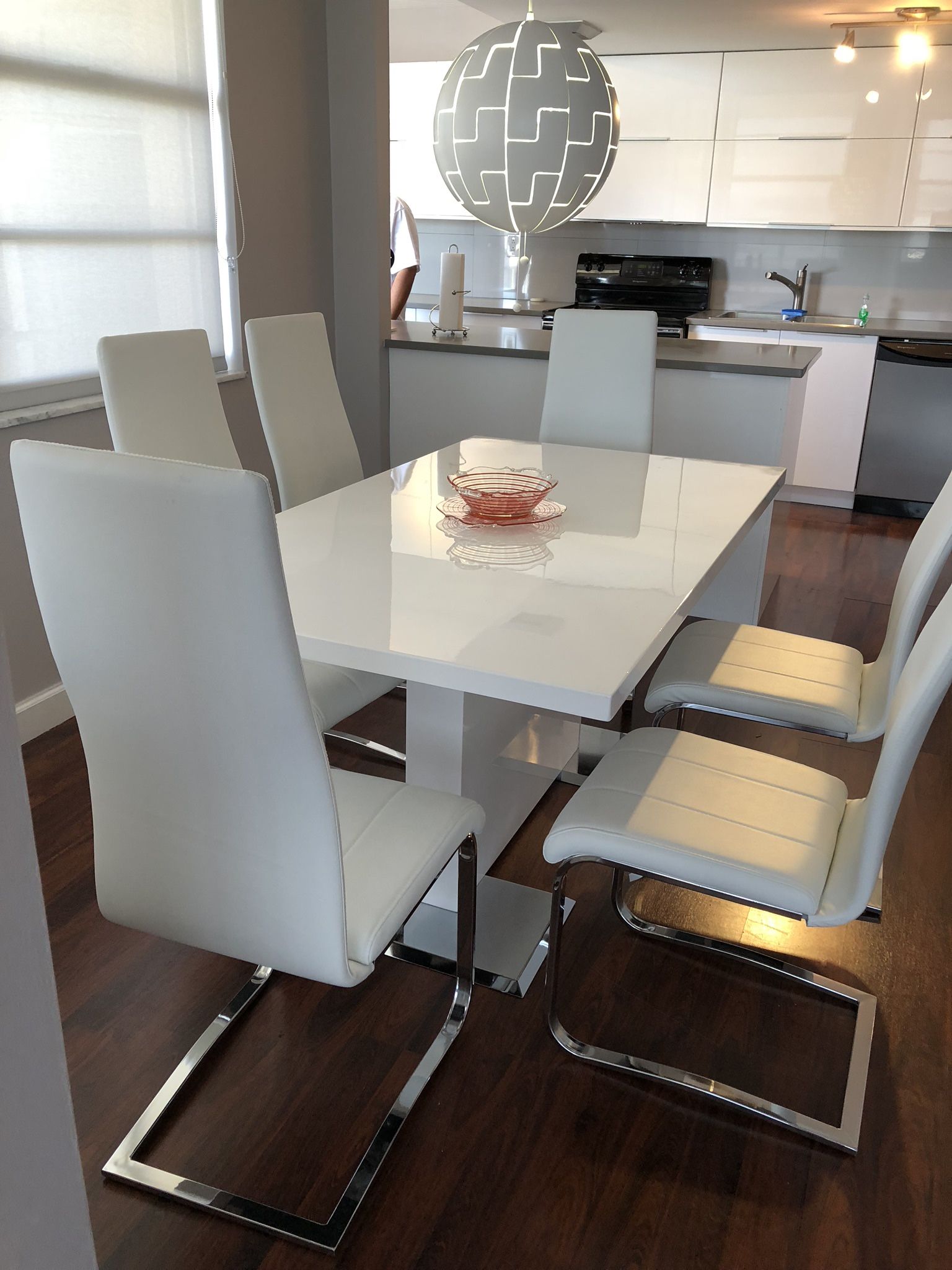 Dining Room Table & Chairs
