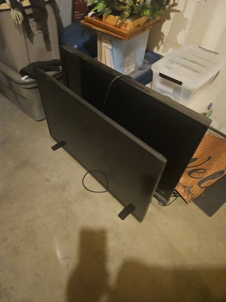 Tv Size 32 And 55 One Is Vizo And The Other Icara