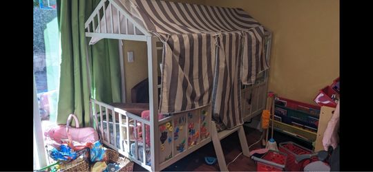 Child’s Twin Loft Bed w Mattress