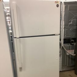 GE 18 cu.ft. Top Freezer Refrigerator In White 