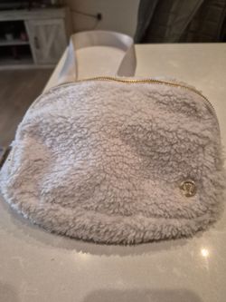 Lululemon Sherpa Pouch Bag