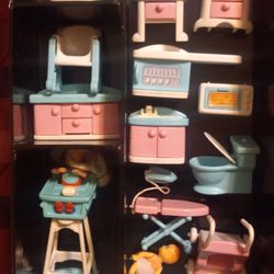 Vintage Fisher Price 1980s  Doll House Furniture   10$