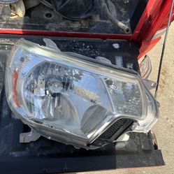 2012 2015 Toyota Tacoma Front Passenger Headlight oem good condition 