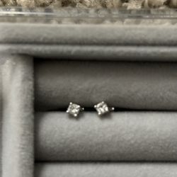 Women’s Diamond Stud Earrings 