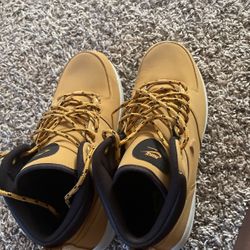 Nike Manoas