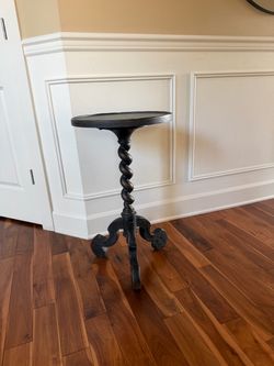 Hooker Furniture Round Pedestal Accent Table