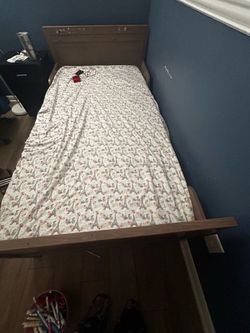Extendable twin bed with extendable mattress