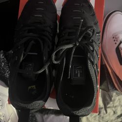 size 8.5 vapor max box slightly damaged little to no scratches  