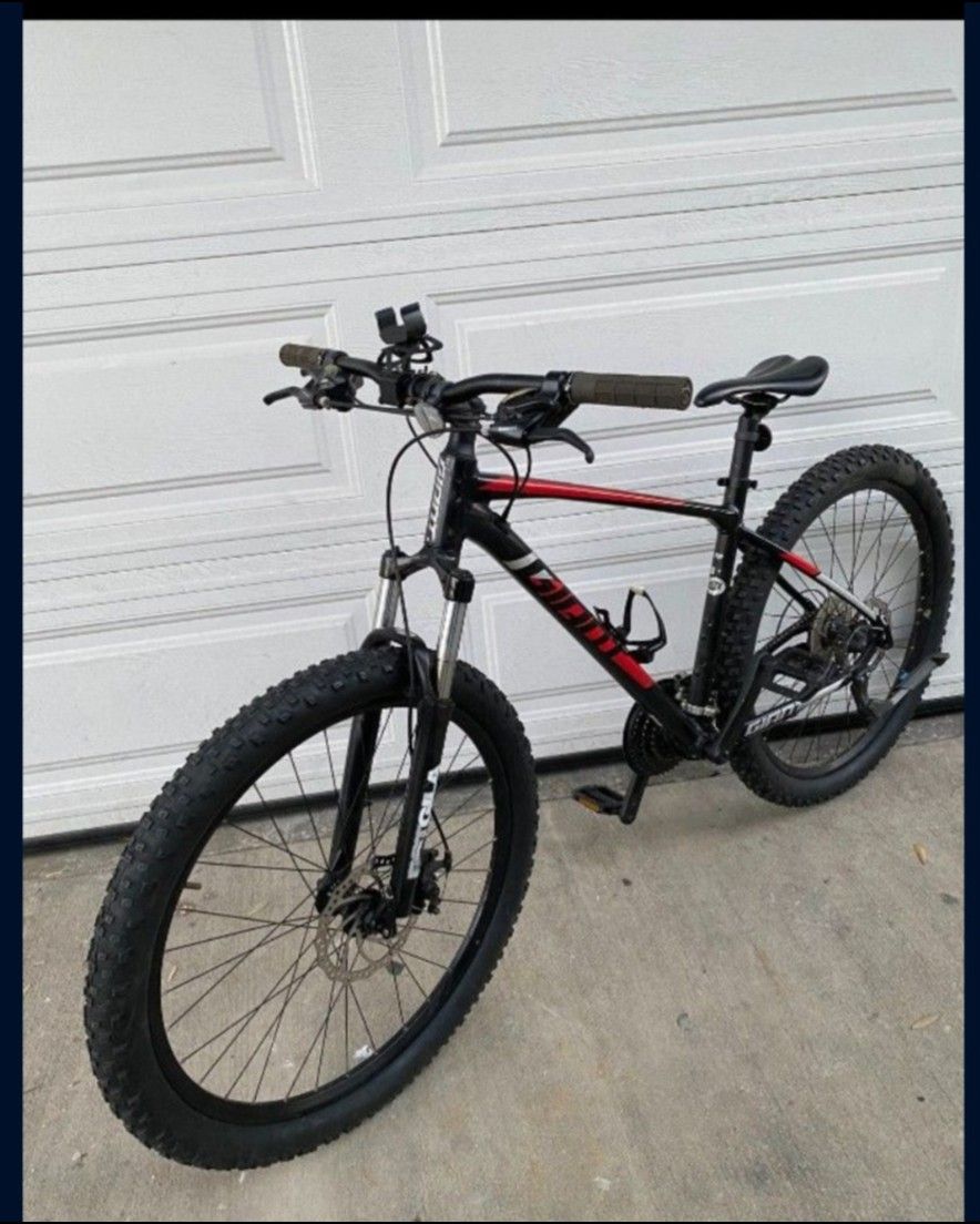 Giant Mountain Bike Size Large Wheels 27.5 Fatboy Speeds 21 Disc Brakes