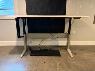 Sit/stand electric desk with office chair