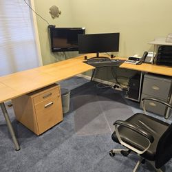 L Shaped Desk With Acessories 